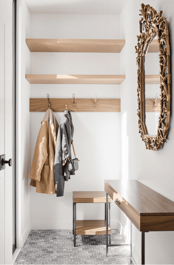 a coat rack and a bench in a room